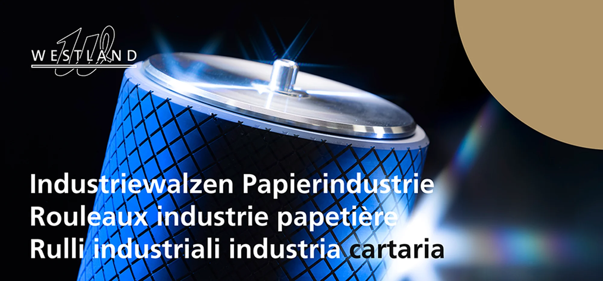 Industriewalze mit blauem Gitterprofil für die Papierverarbeitung vor dunklem Hintergrund