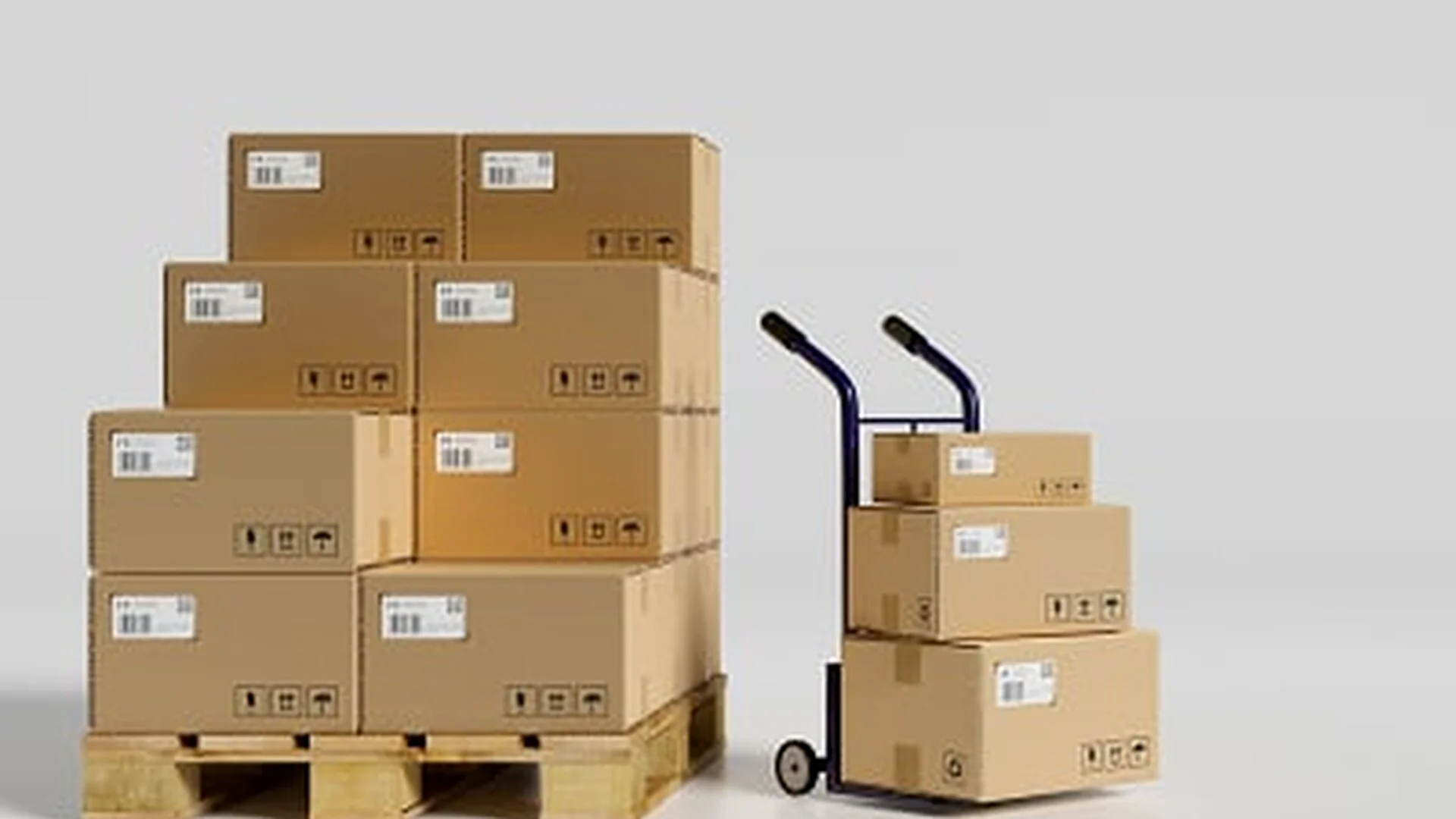 Stapel von bedruckten Kartonagen und Wellpappe-Displays auf einer Palette, bereit für den Versand. Anwendung für industriellen Digitaldruck im Verpackungsbereich.