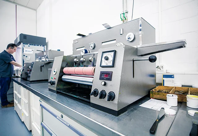 Professionelle Andruckmaschine im Farblabor von Schaffner GF AG zur Prüfung der Farbqualität.
