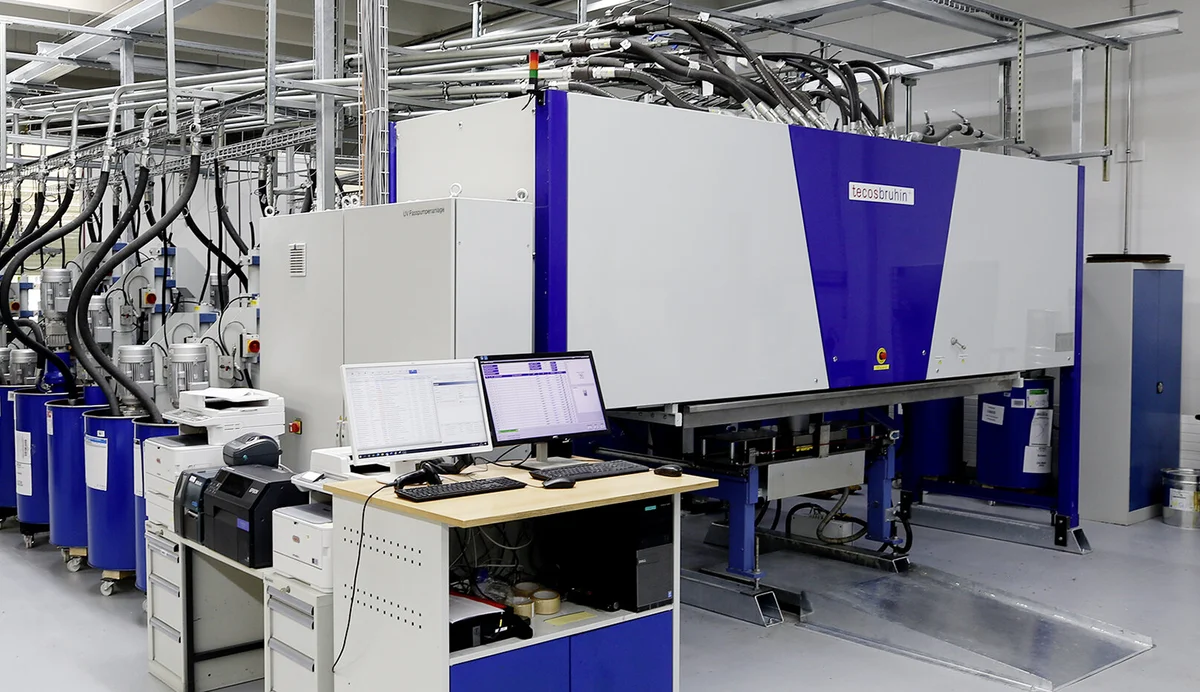 Vollautomatisierte Dosier- und Mischanlage zur Herstellung von Offset-, Flexo- und Lebensmitteldruckfarben bei Schaffner GF AG. Moderne Softwaresteuerung für präzise Farbrezepturen und effiziente Produktion.