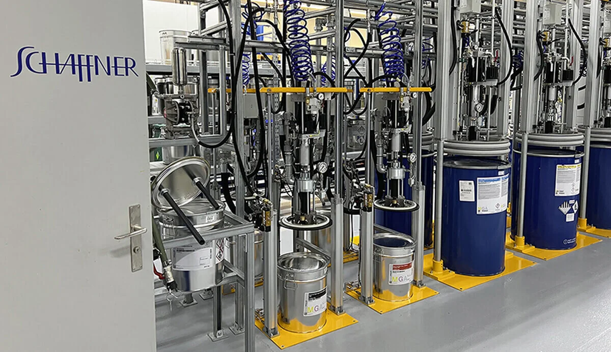 Innovative UV-Farbmischstation von Schaffner GF AG für maßgeschneiderte Druckfarbmischungen, die Automatisierung und Präzision in der Farbproduktion gewährleistet.