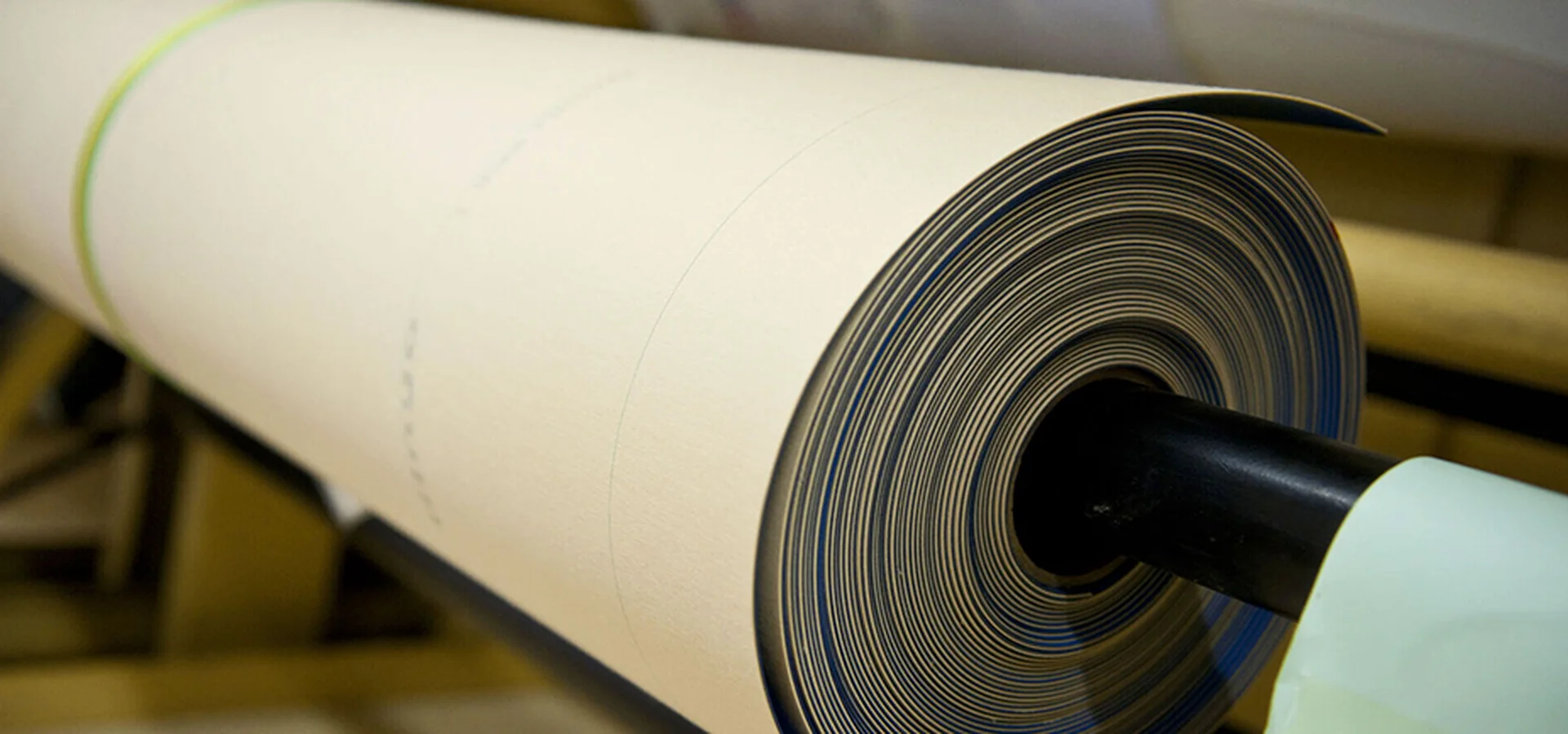 Grosse aufgewickelte Drucktuchrolle in der Konfektion von Schaffner GF