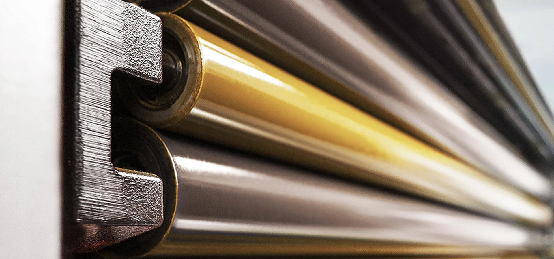 Nahaufnahme von Druck‑ und Beschichtungswalzen im Maschinenrahmen